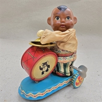 moerkhudet-dreng-på-tromme-på-hjul-optraek-kinesisk-gammelt-legetoej